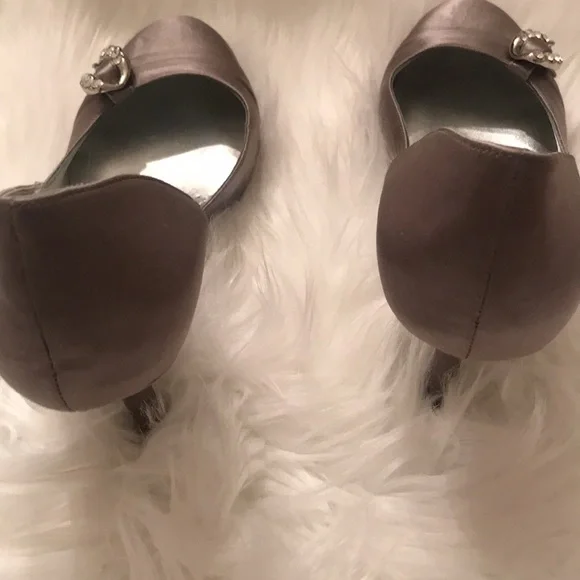 Beautiful satin dressy pump - Picture 5 of 6